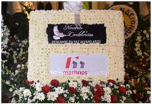 flores con logo para funeral en guatemala