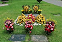 decoracion flores para tumbas guatemala