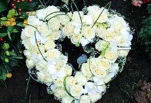 corazon de flores para difunto en cementerio