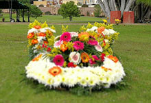 coronas florales para adornar tumbas en cementerio