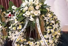 coronas grandes de flores con liston