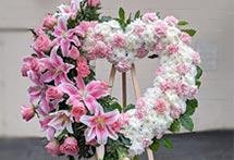 coronas de flores con forma de corazón para seres queridos
