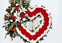 coronas de flores con forma de corazón para seres queridos